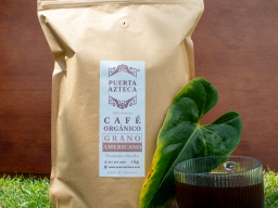 Café orgánico Puerta Azteca Europeo Grano 1kg con taza de café
