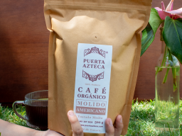 Café orgánico Puerta Azteca Americano Molido y taza de café